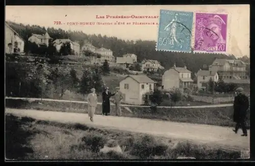 AK Font-Romeu, Station d`été et pèlerinage avec vue des habitations et promeneurs