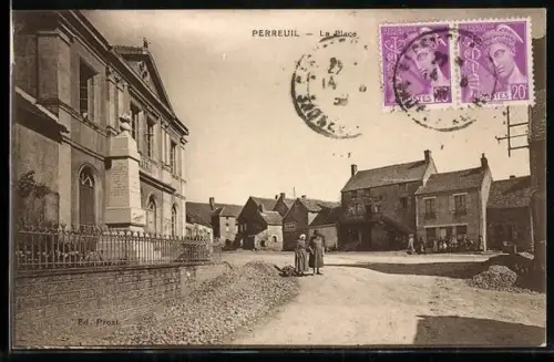 AK Perreuil, La Place avec des bâtiments et des passants