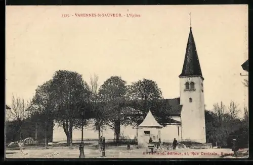 AK Varennes-St-Sauveur, L`Église et la place avec passants et arbres