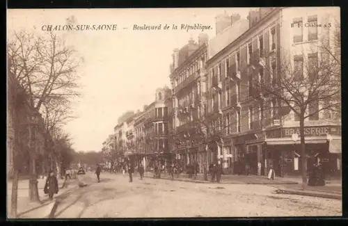 AK Chalon-sur-Saône, Boulevard de la République avec piétons et bâtiments historiques