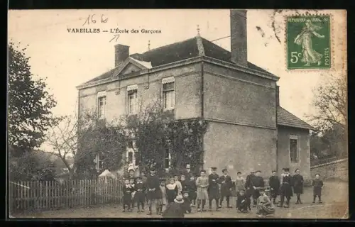 AK Vareilles, L`École des Garcons avec des élèves devant le bâtiment