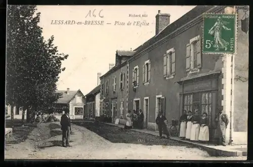 AK Lessard-en-Bresse, Place de l`Église avec habitants devant les maisons