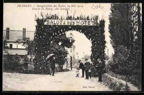 AK Branges, Inauguration des Écoles 24 mai 1914, entrée du Bourg côté Savigey