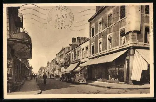 AK Montceau-les-Mines /S.-et-L., Rue de la République avec passants et voitures