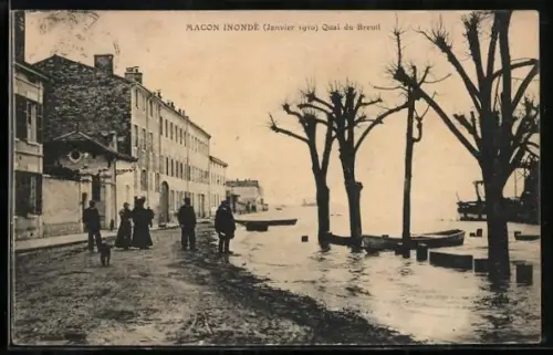 AK Mâcon, Quai du Breuil inondé en janvier 1910 avec des passants et des arbres dans l`eau