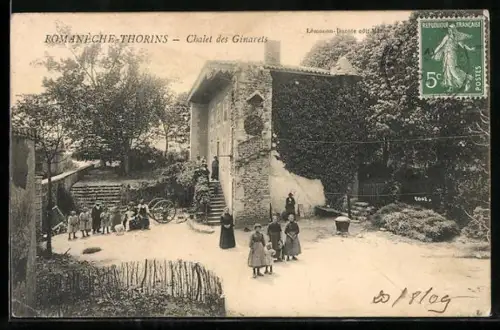 AK Romanèche-Thorins, Chalet des Gimarets avec enfants et adultes devant le bâtiment