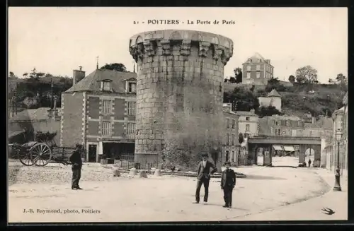 AK Poitiers, La Porte de Paris avec passants et bâtiments environnants