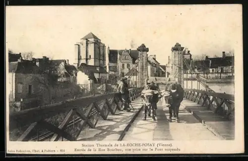 AK La Roche-Posay /Vienne, Entrée de la Rue Bourbon, vue prise sur le Pont suspendu
