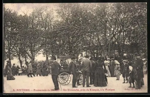 AK Poitiers, Promenade de Blossac, un dimanche près du kiosque à la musique