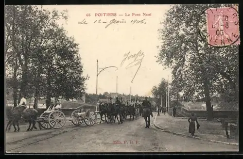 AK Poitiers, Le Pont Neuf avec charrettes et passants