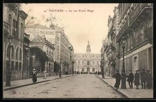AK Poitiers, La rue Victor Hugo et vue sur l`hôtel de ville