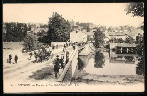 AK Poitiers, Vue sur le Pont Saint-Cyprien et la ville en arrière-plan