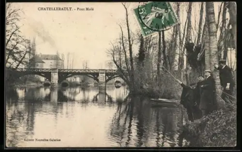 AK Châtellerault, Pont Molé et pêcheurs au bord de la rivière