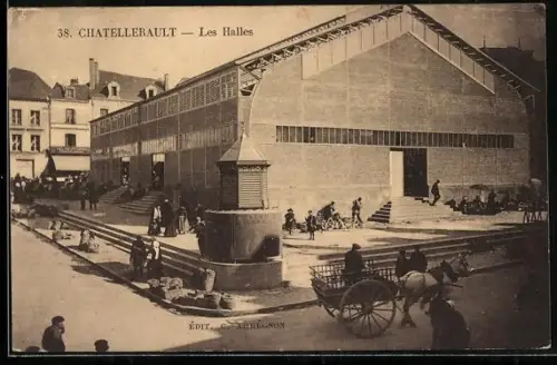 AK Châtellerault, Les Halles animées avec passants et calèches