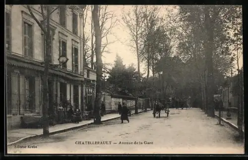 AK Châtellerault, Avenue de la Gare avec passants et arbres alignés