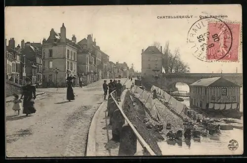 AK Châtellerault, Quai Napoléon avec passants et vue sur le pont