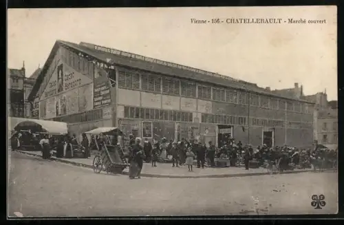 AK Châtellerault, Marché couvert animé avec foule de passants