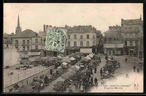 AK Châtellerault, Place du Marché animée avec étals et foule