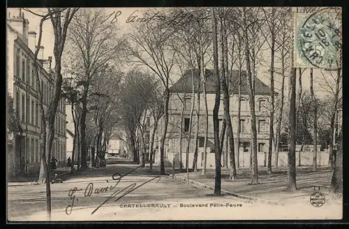 AK Châtellerault, Boulevard Félix-Faure avec arbres bordant la rue