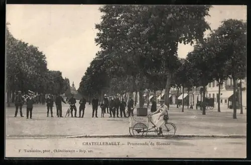 AK Châtellerault, Promenade de Blossac avec cycliste et groupe de personnes sous les arbres