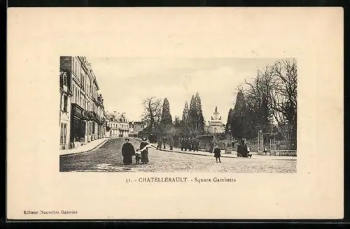 AK Châtellerault, Square Gambetta avec passants et bâtiments historiques