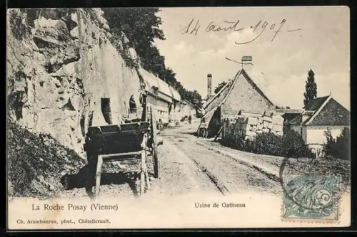 AK La Roche-Posay /Vienne, Usine de Gatineau et rue bordée de falaises
