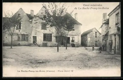 AK La Roche-Posay-les-Bains /Vienne, Place Henri IV avec maisons anciennes et arbres