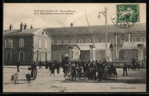 AK Châtellerault, Porte d`Entrée de la Manufacture Nationale d`Armes avec foule assemblée