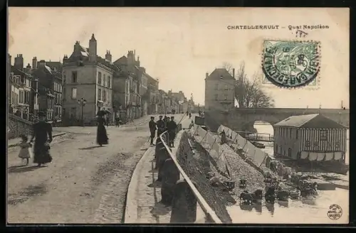 AK Châtellerault, Quai Napoléon avec passants et linge séchant près du pont