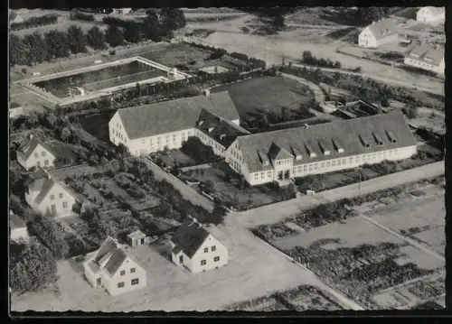 AK Bomlitz i.H., Luftaufnahme von Wohnäusern und des Freibades