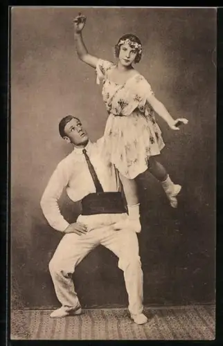 AK Tanzpaar bei einer Figur