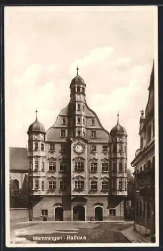 AK Memmingen, Rathaus mit Strassenpartie
