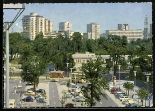 AK Berlin, Hochhäuser im Hansaviertel, Parkplatz mit Doppeldeckerbus und VW-Käfer