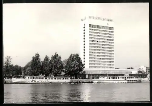AK Potsdam, Interhotel, Dampfer an der Anlegestelle
