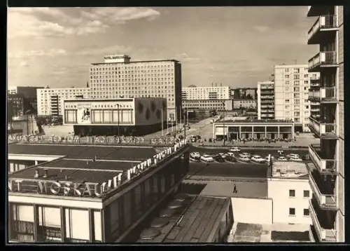 AK Berlin, Blick zur Karl-Marx-Allee mit Hotel Berolina, Kino International und Mokka-Milch- und Eisbar