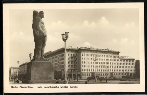 AK Berlin, Häuser und Denkmal an der Stalinallee