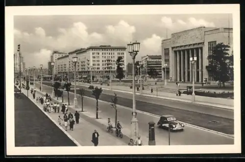 AK Berlin, Stalinallee mit Passanten