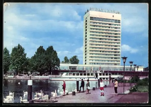 AK Potsdam, Passanten am Ufer vor dem Interhotel