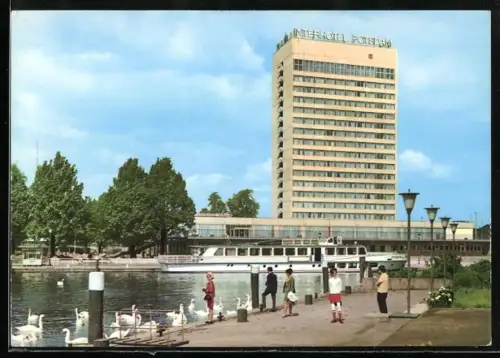 AK Potsdam, Passanten am Ufer vor dem Interhotel