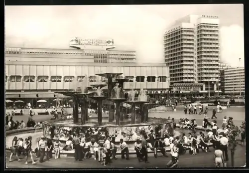 AK Berlin, Partie am Alexanderplatz mit Brunnen der Völkerfreundschaft
