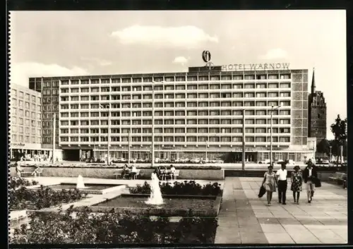 AK Rostock, Interhotel Warnow mit Grünanlagen und Brunnen