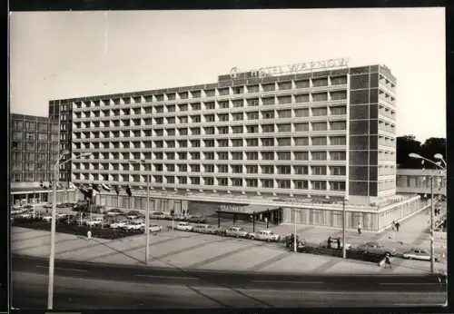 AK Rostock, Interhotel Warnow mit geparkten Autos