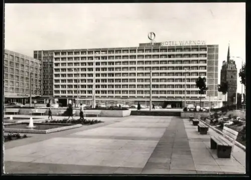 AK Rostock, Interhotel Warnow mit Kröpeliner Tor und Grünanlagen