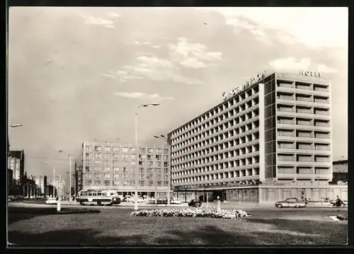 AK Rostock, Interhotel Warnow mit Grünanlagen