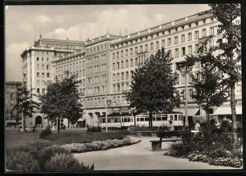 AK Magdeburg, Partie an der Wilhelm-Pieck-Allee mit Parkanlage