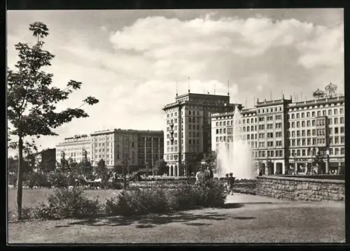 AK Magdeburg, Wilhelm-Pieck-Allee, Blick auf Gebäude mit Brunnen