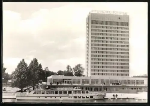 AK Potsdam, Interhotel Potsdam mit angelegtem Passagierschiff