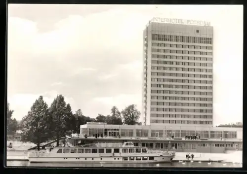 AK Potsdam, Interhotel Potsdam mit angelegtem Passagierschiff