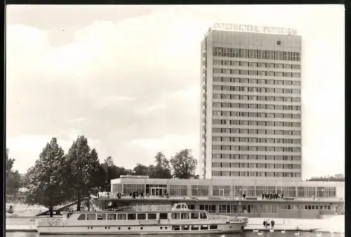 AK Potsdam, Interhotel Potsdam mit angelegtem Passagierschiff