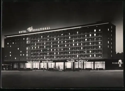 AK Magdeburg, Hotel International bei Nacht mit Café Wien